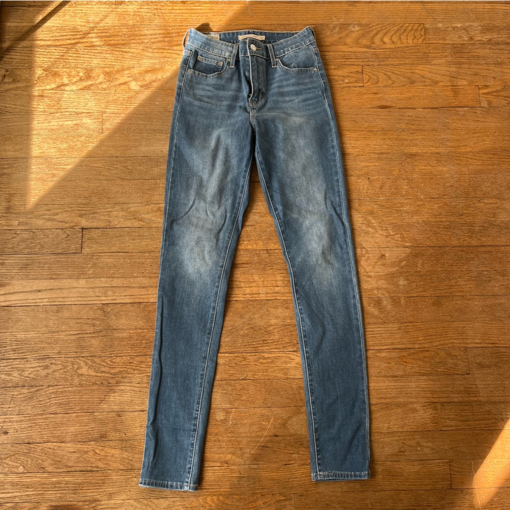 Medium Wash Levi’s Skinny Jeans